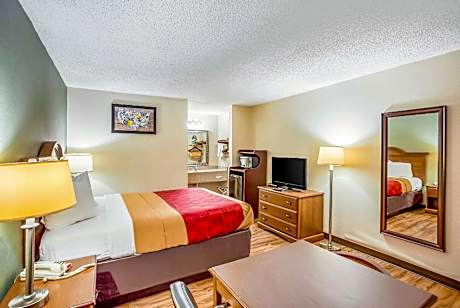 1 Bedroom with Queen Bed