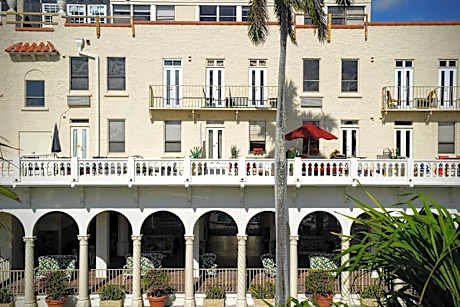 Palm Beach Hotel with Juliette Balconies! 2 blocks from beach! Historic Landmark