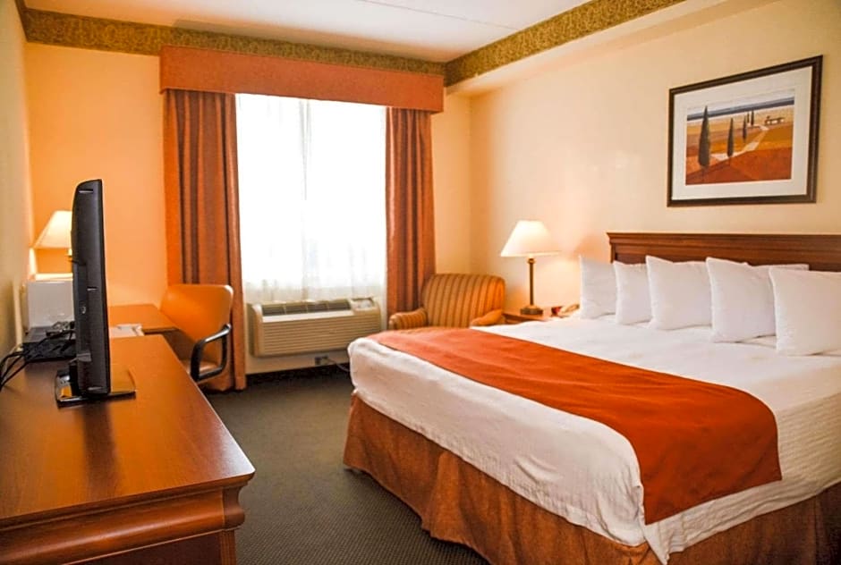 Country Inn & Suites by Radisson, London South, ON