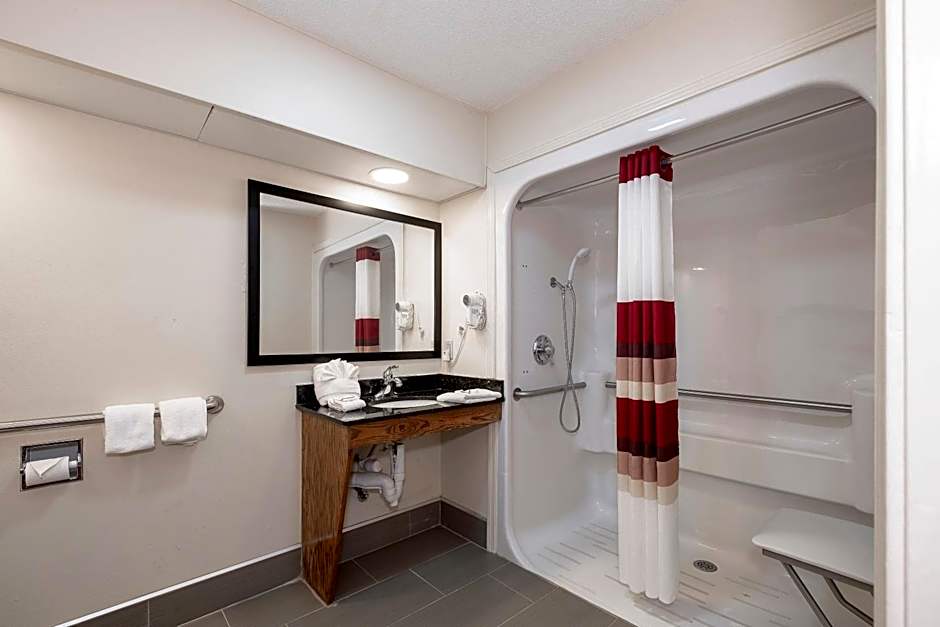 Red Roof Inn & Suites Calhoun