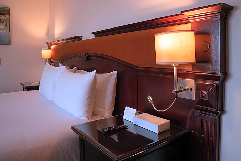 Photo 1 of 9 of Executive 1 Bedroom Suite, Jetted Tub