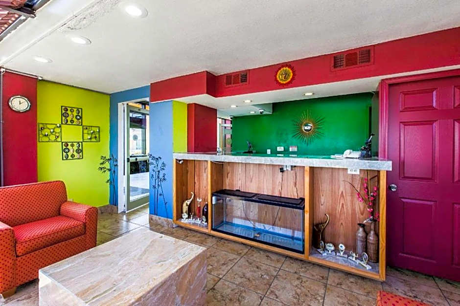 Econo Lodge Inn & Suites Macon North