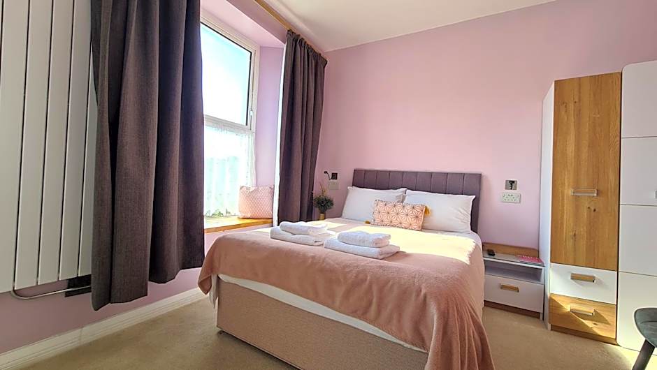 The Torland - Paignton Seafront - free parking, all rooms en-suite
