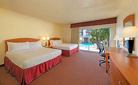 Queen Room with Two Queen Beds and Roll-In Shower- Mobility Access/Non-Smoking