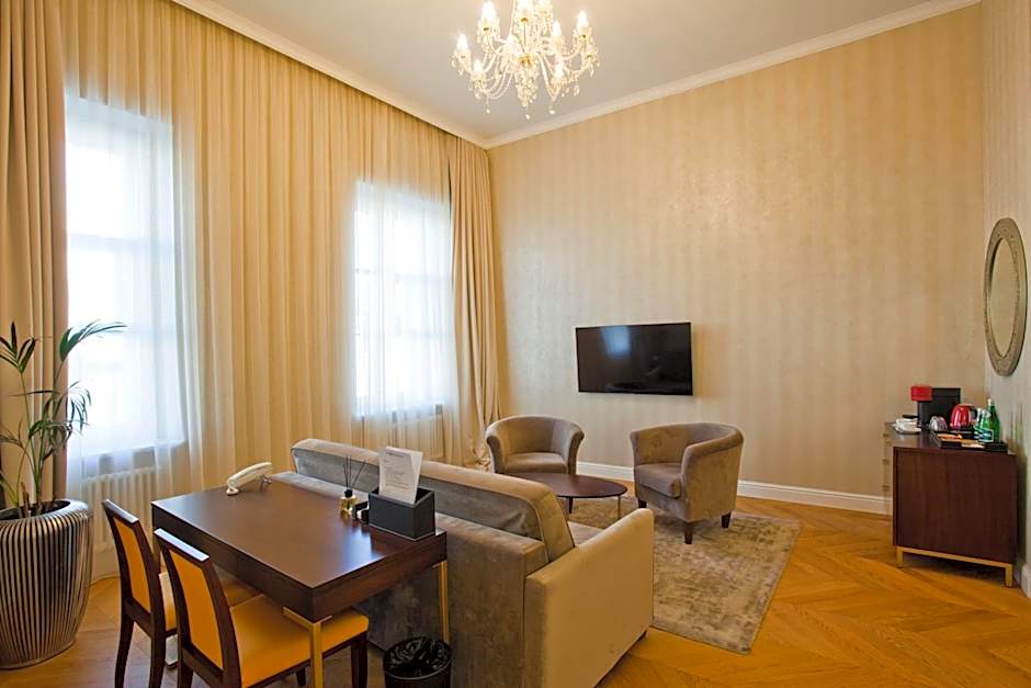 Tiffi Old Town Hotel