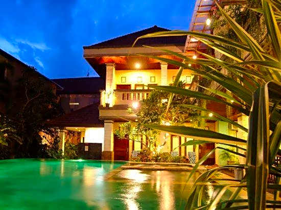 Super OYO Townhouse Oak Maxi Hotel Legian