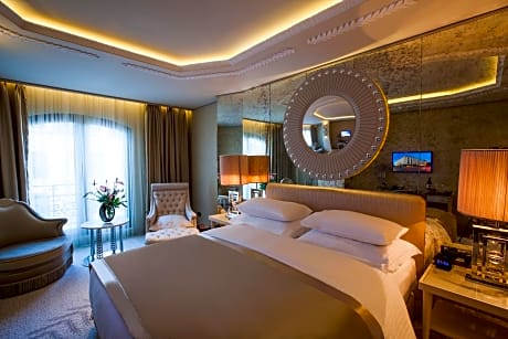 Deluxe King Room with Partial Sea View
