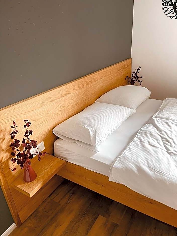 PJ Hotel Cerklje - 5min to Airport - Free Parking