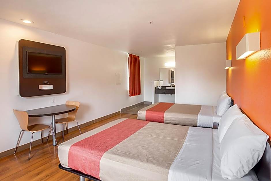 Motel 6-Grand Prairie, TX - Near Six Flags Drive