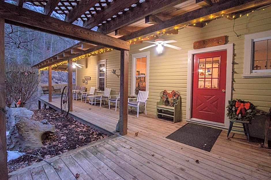 Moore House Inn & Cabins