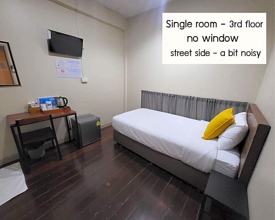 Achcha hotel - itsaraphap MRT station - Wat Arun