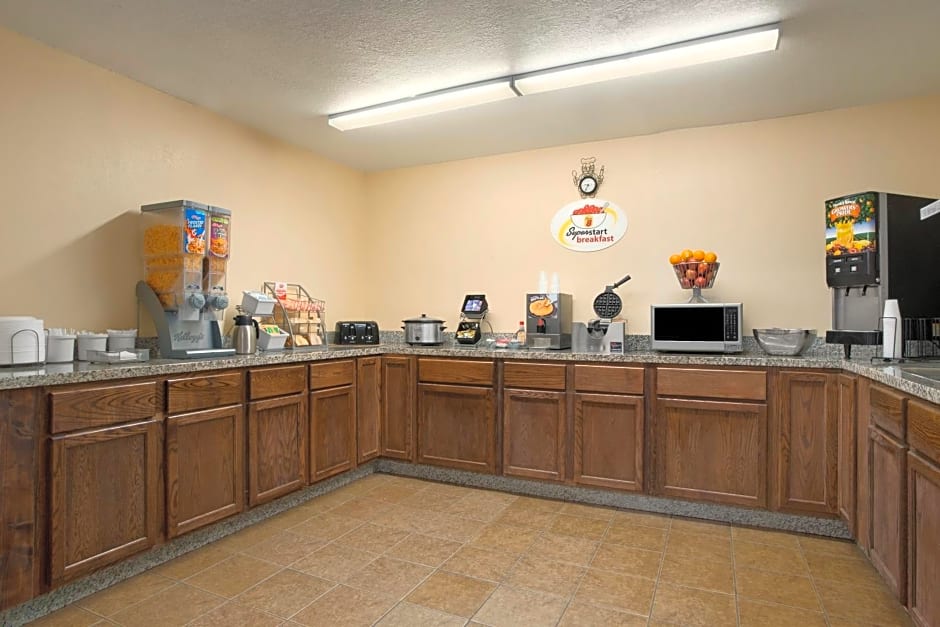 Super 8 by Wyndham Cedar Rapids