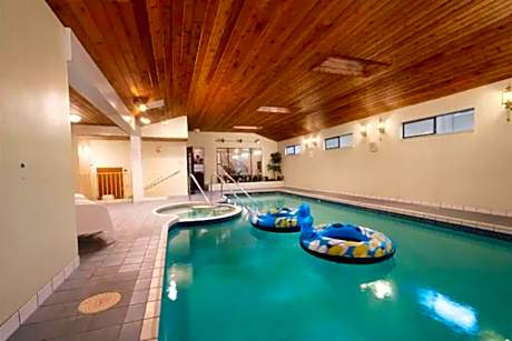 Westside Pool Home-8 min to Downtown, Yard Parking