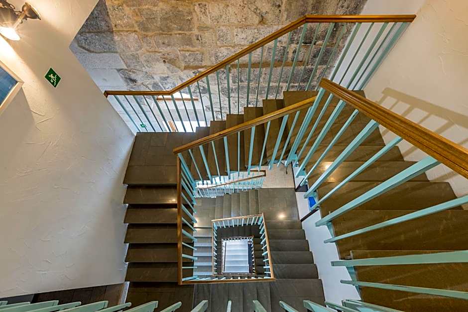 Leonis Restaurant & Rooms