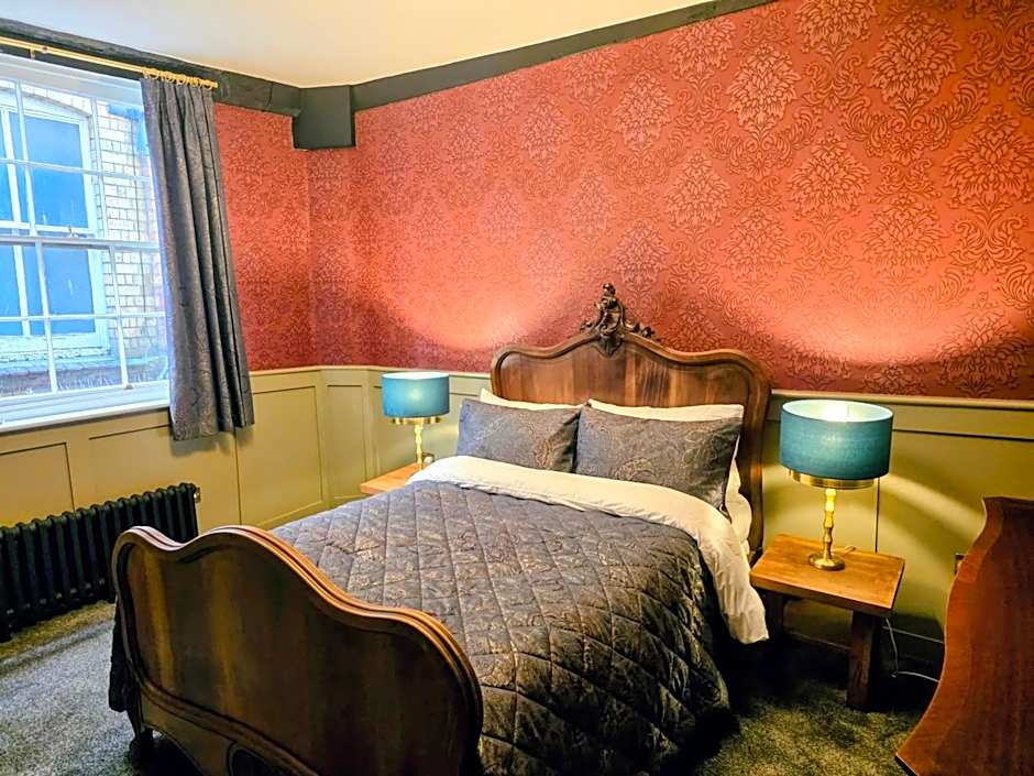 The New Inn by Roomsbooked