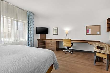 Queen Studio Suite with Roll In Shower - Mobility Accessible