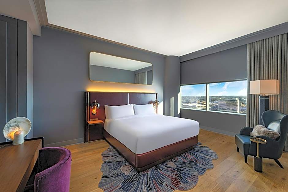 Foto 1 di 2 di Superior 1 Bedroom 1 King Bed Suite, Lake View