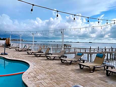 Condo in Waterfront Resort with Balcony Close to Beaches Free Bikes