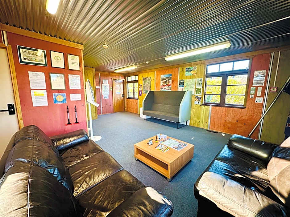 The Crossing Lodge & Backpackers