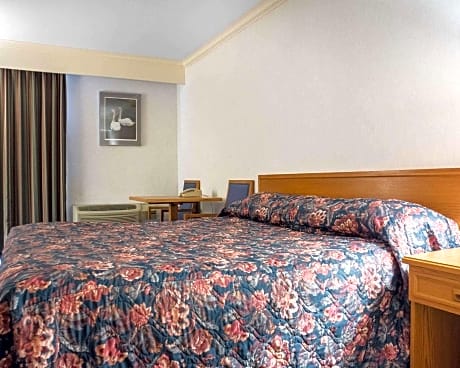 1 King Bed, Nonsmoking