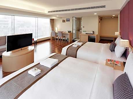 Deluxe Family  Room with Full Taipei 101 View