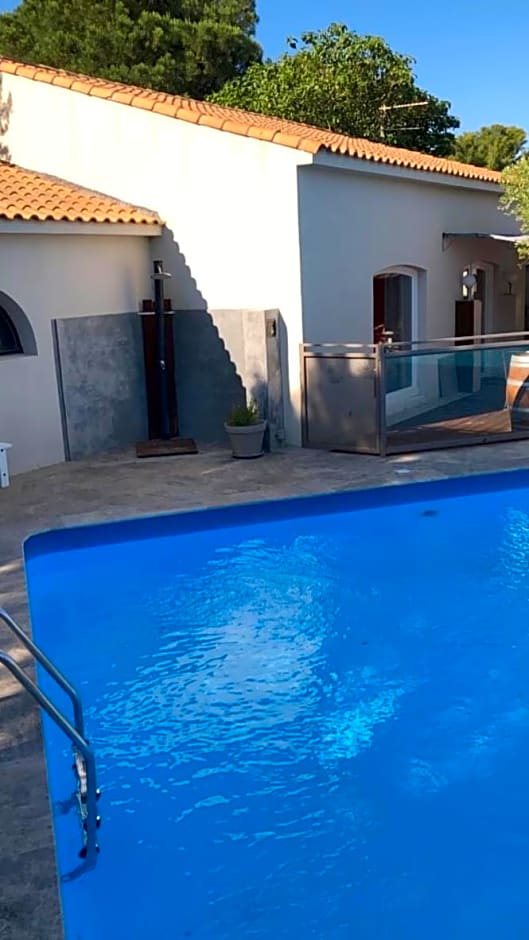 Les Aubuns Country Hotel