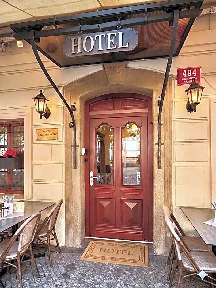 Hotel At the Golden Scissors