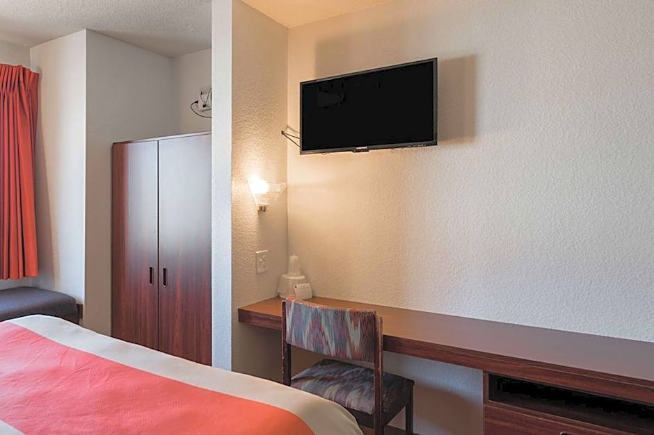 Motel 6-Olathe, KS