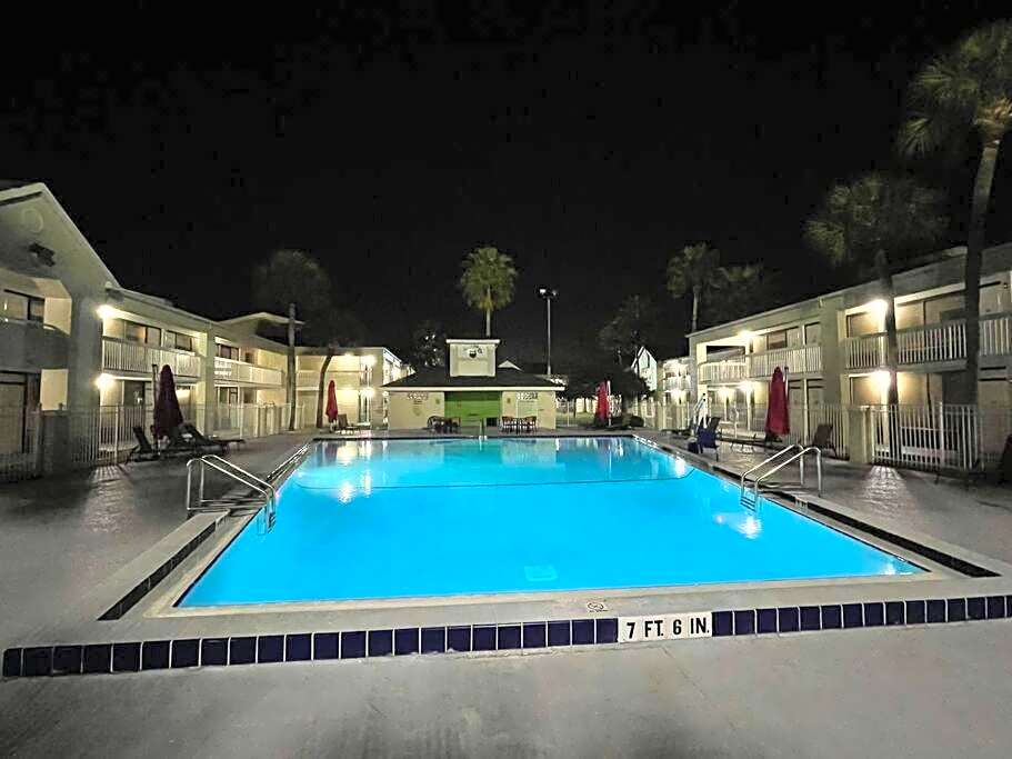 Newly Room in cozy hotel with Super location to the Parks