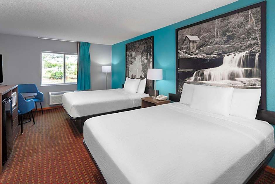 Super 8 by Wyndham McHenry/Fox Lake Area