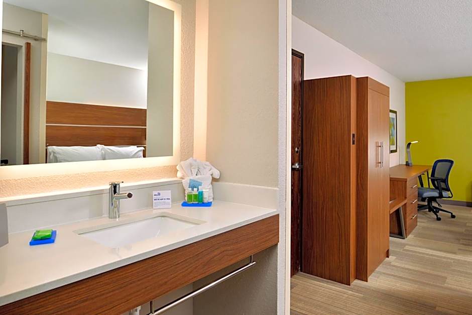 Holiday Inn Express Hotel & Suites North Kansas City By IHG