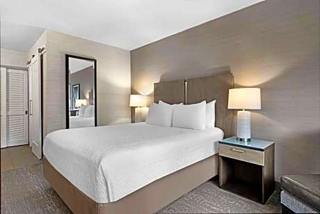 Queen Room - Mobility Accessible/Non-Smoking