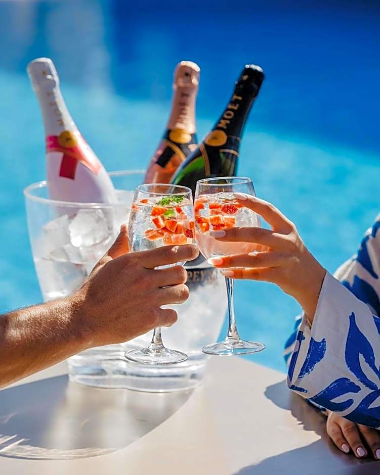 Apartamentos Honorio - Pool and Garden