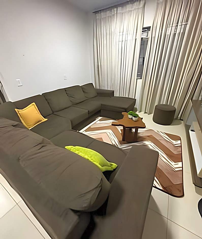 Casa grande - 3 Suítes e Piscina - Próx. ao Centro