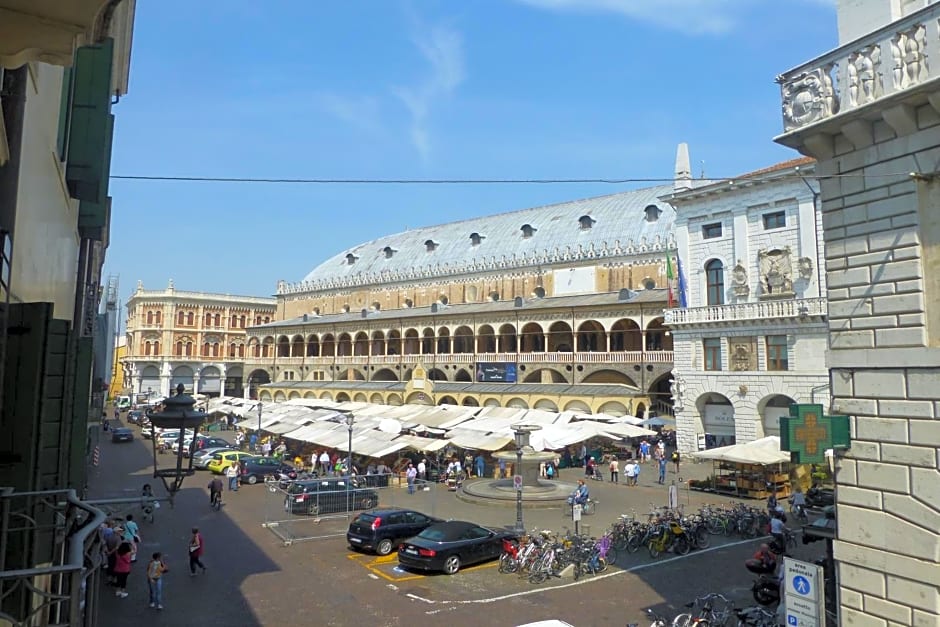 PadovaResidence Apartments - vista Piazza delle Erbe e Palazzo della Ragione