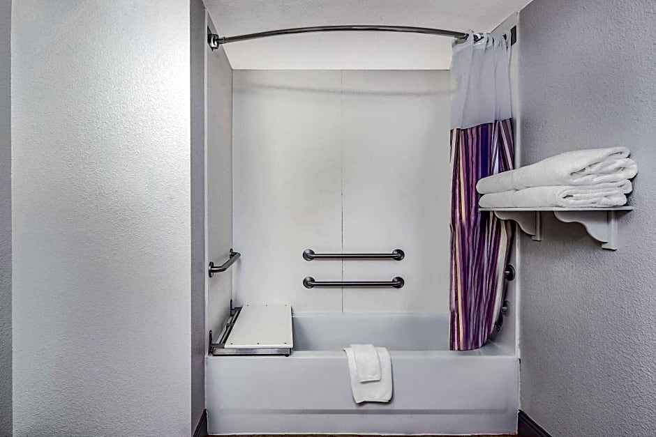 La Quinta Inn & Suites by Wyndham Fremont / Silicon Valley