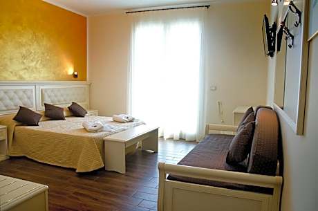 Junior Suite with Side Sea View