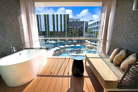 deluxe king room pool view