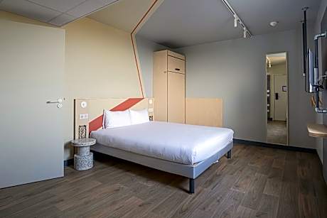 Standard Room with 1 Double Bed and 1 Single Bed