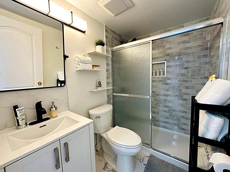 2BR 1BA Guest Suite with King Bed - Free Parking - Renfrew Station - Central Location