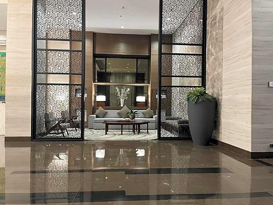 Bayfront Suite in Pasay, Manila Near NAIA Terminal, PICC, Star City, MOA and US Embassy - Pet-Friendly, Free Pool, Wi-Fi & Netflix