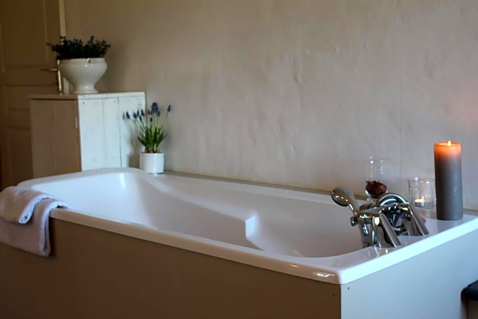 Les Romarins B&B, 10 min d'Uzès, piscine et grand jardin, Table d'hôte