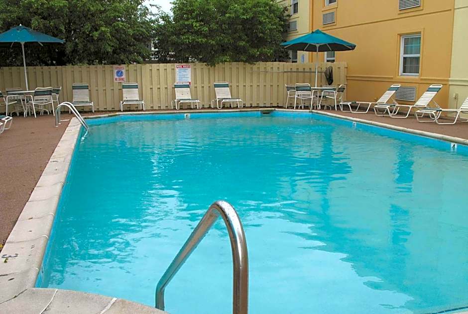La Quinta Inn & Suites by Wyndham Indianapolis Airport Lynhurst