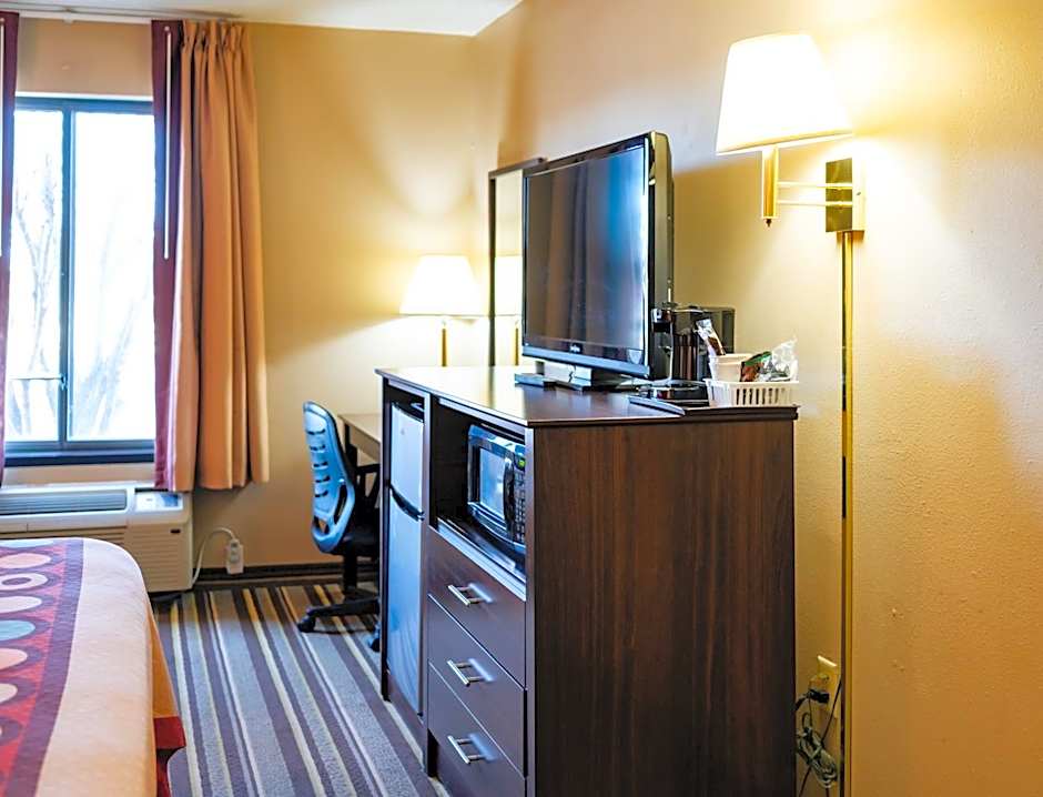 Super 8 by Wyndham Germantown/Milwaukee