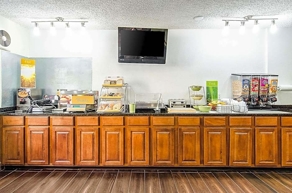 La Casa Inn & Suites-Middleboro