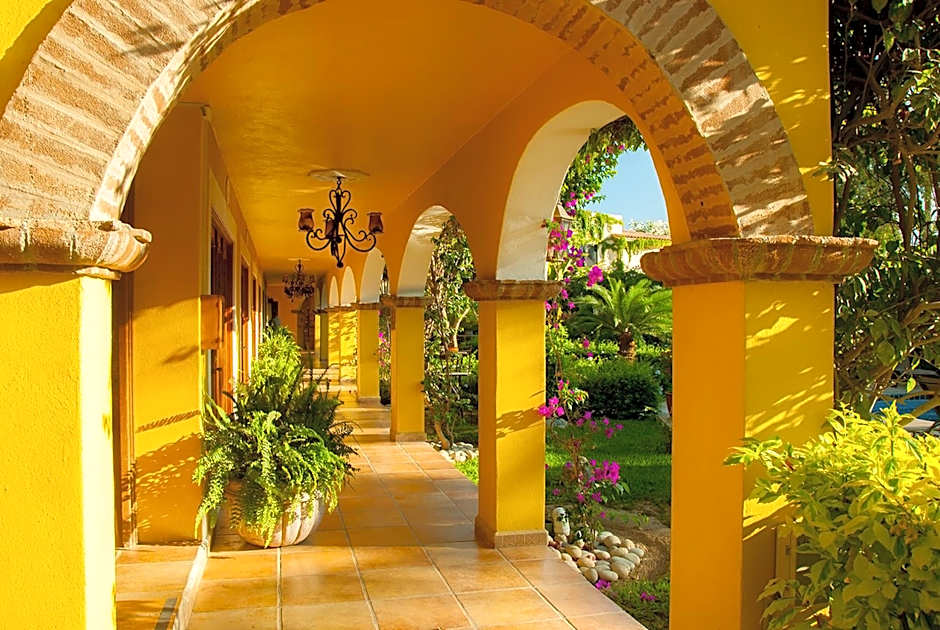 El Encanto Inn & Suites