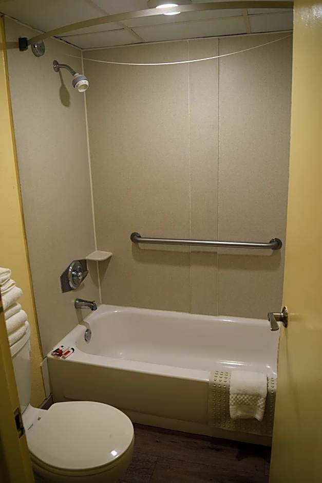 Days Inn by Wyndham Panama City Beach/Beachfront Resort