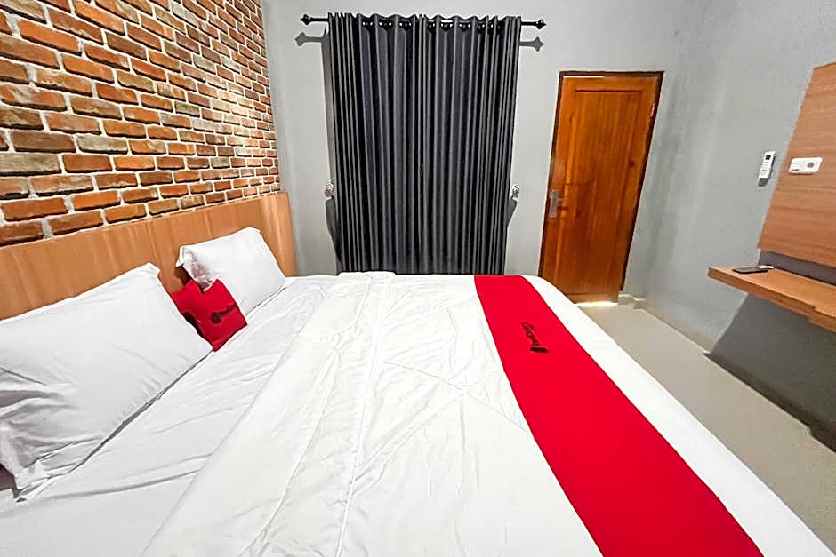 RedDoorz Plus @ New Favour Hotel Gunung Dempo