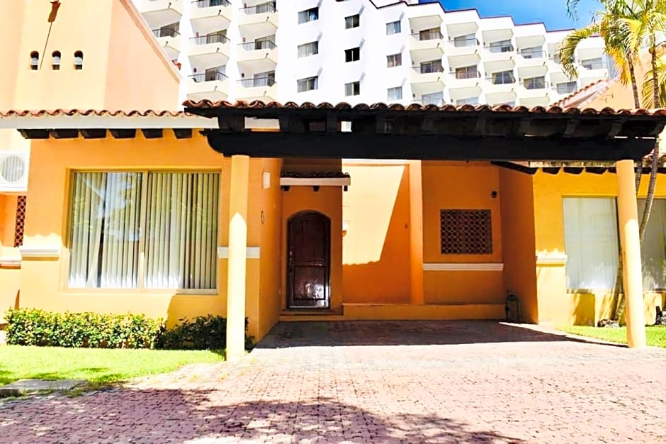 VILLA PARA 8p 6A 2M dentro del HOTEL a un costado del Krystal IXTAPA cuenta con playa y WIFI
