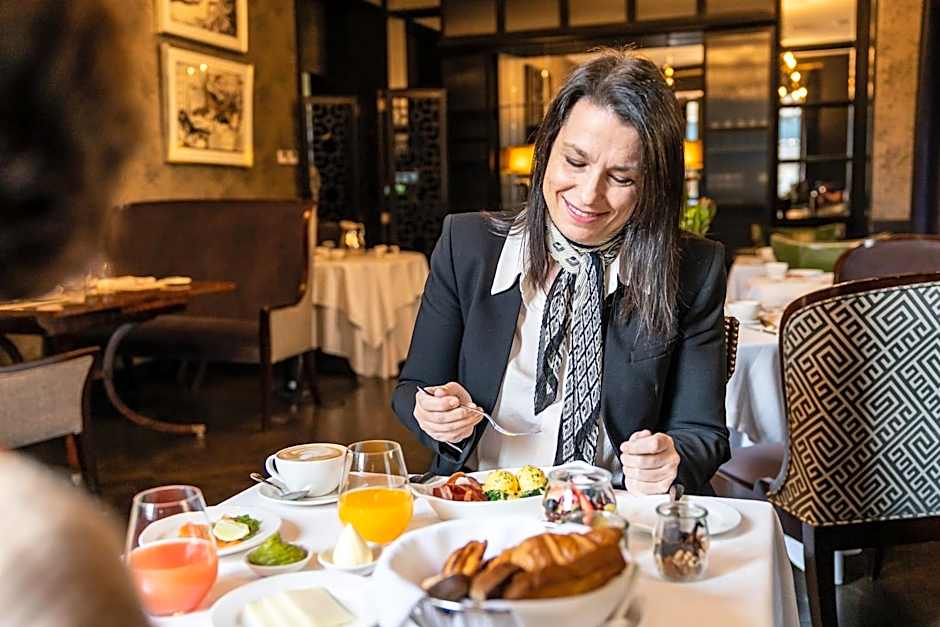 The Singular Santiago